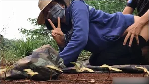 24岁淫荡妻子——在球场上后入式